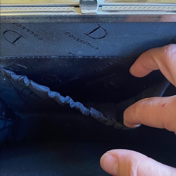 🤍 D Collection Elegant Structured Handbag - Picture 9 of 10